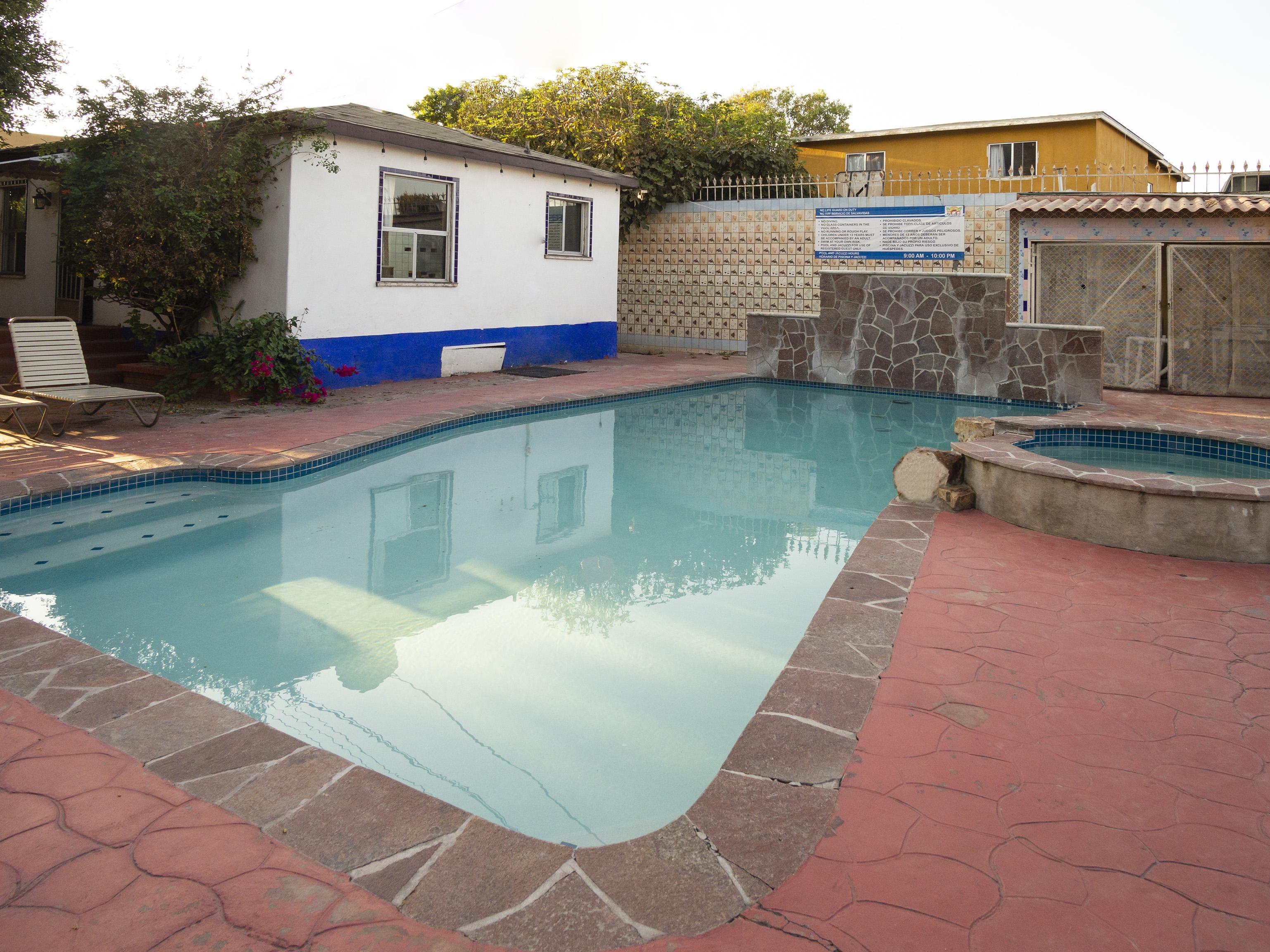Oyo Hotel Hacienda Don Luis, 로사리토 외부 사진 A swimming pool in a private backyard