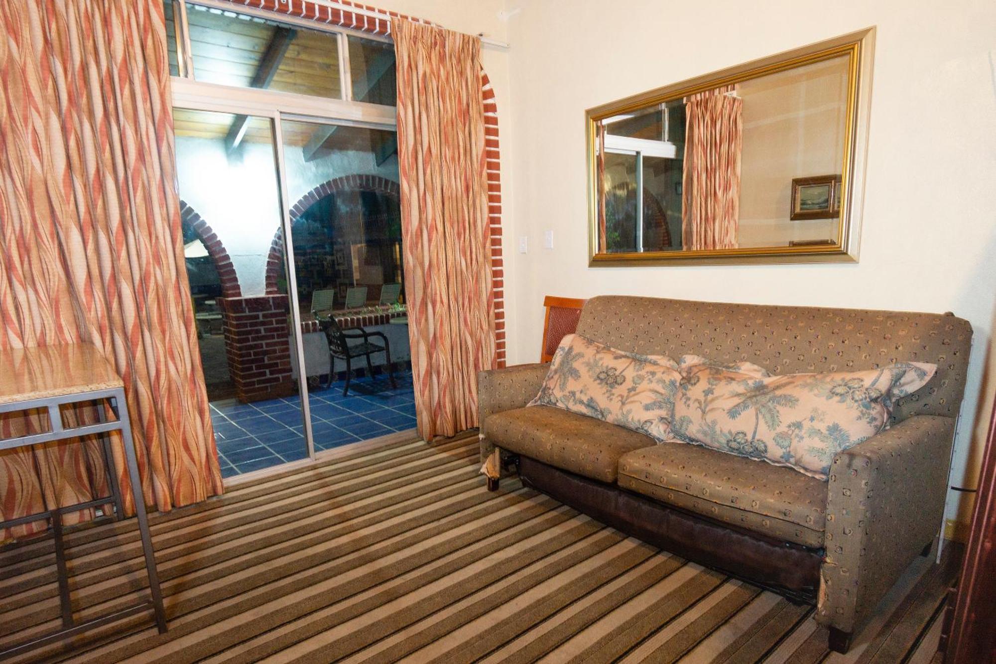 Oyo Hotel Hacienda Don Luis, 로사리토 외부 사진 A room at the hotel